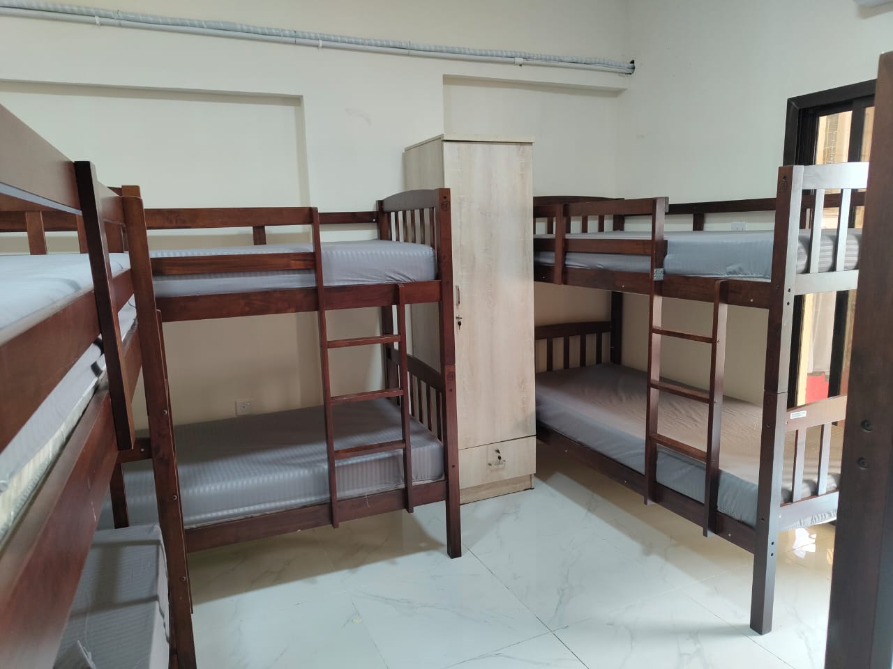 Premium Men Bedspace near Sharaf DG Metro